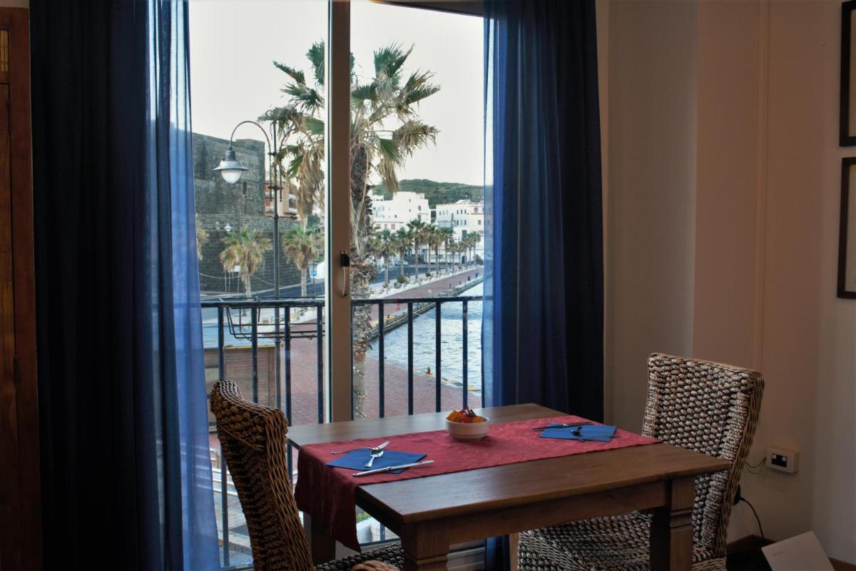 Blue Moon Hotel - Housity