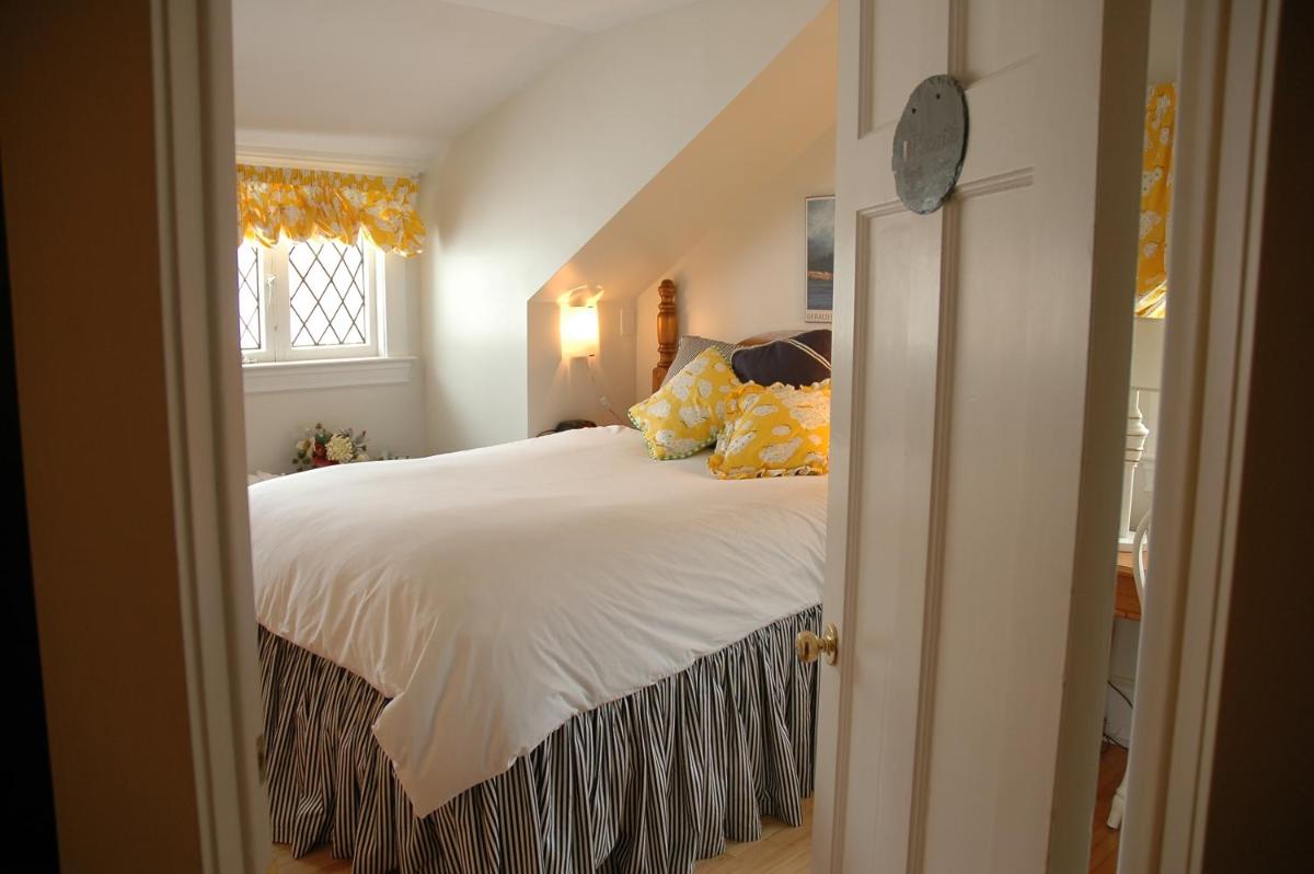Leaside Manor - Housity