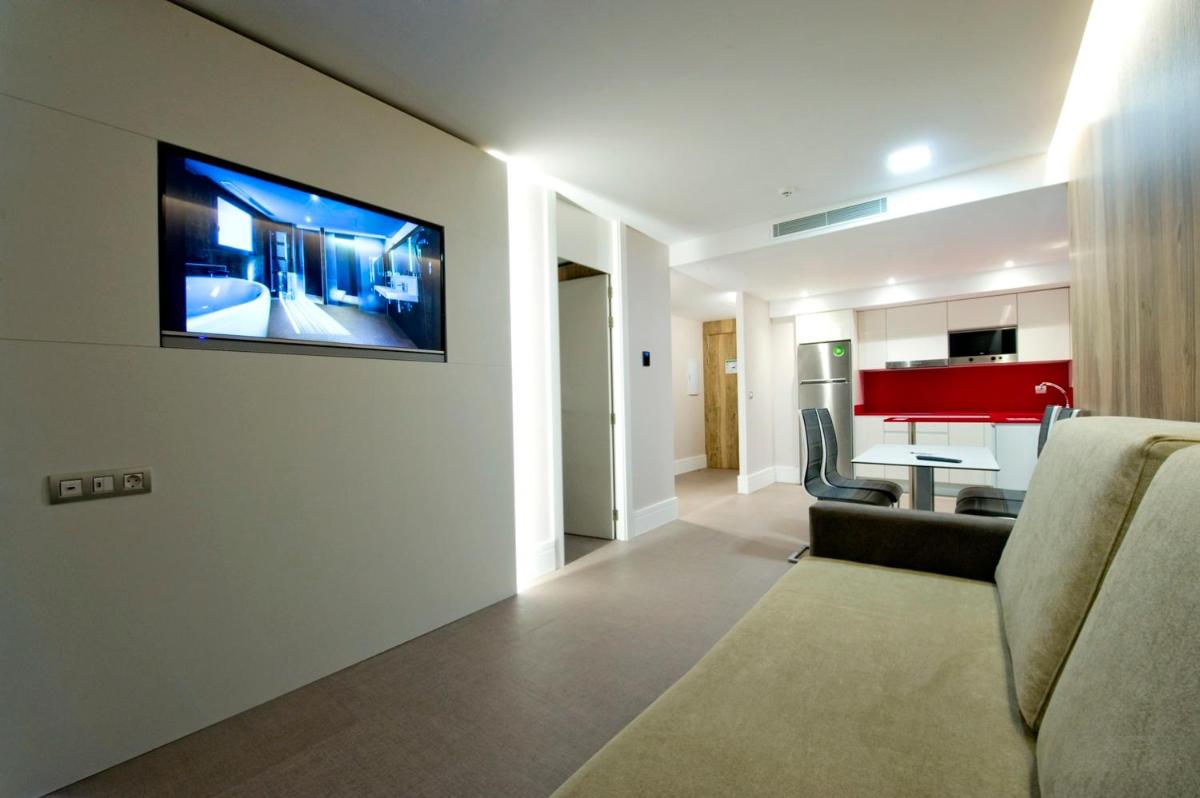 Una televisión o centro de entretenimiento en Hotel & Spa Ciudad de Binéfar