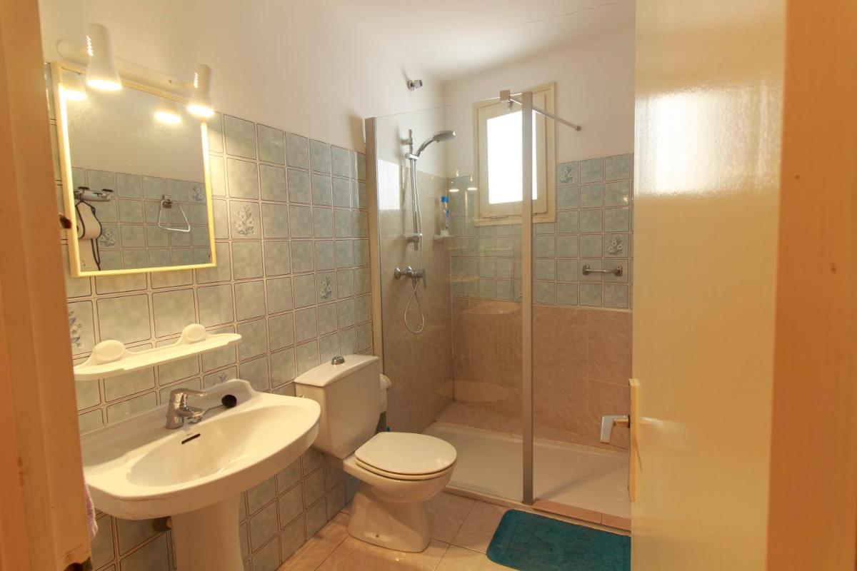 Ca La Conxita Hostal & Restaurante - Housity