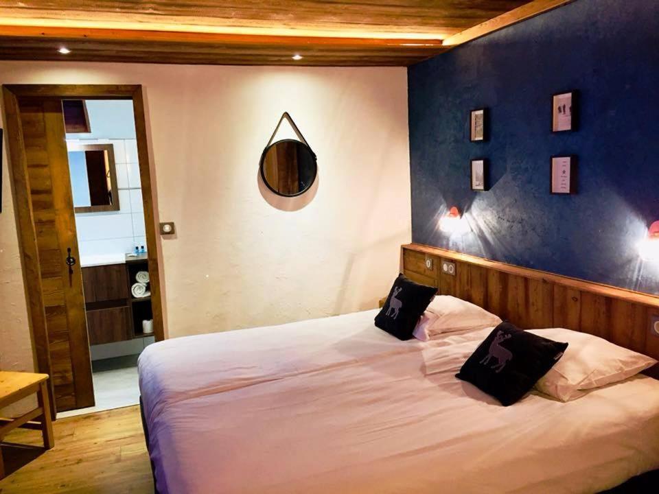 une chambre avec un lit avec deux oreillers dessus dans l'établissement Hotel Alpina, à Morzine 30 autres photos