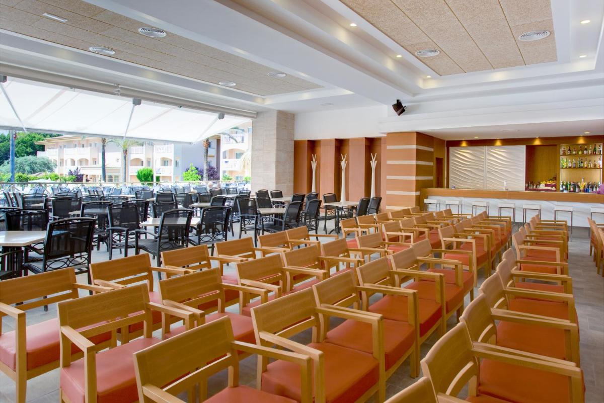 Un restaurante o sitio para comer en Mar Hotels Playa Mar & Spa