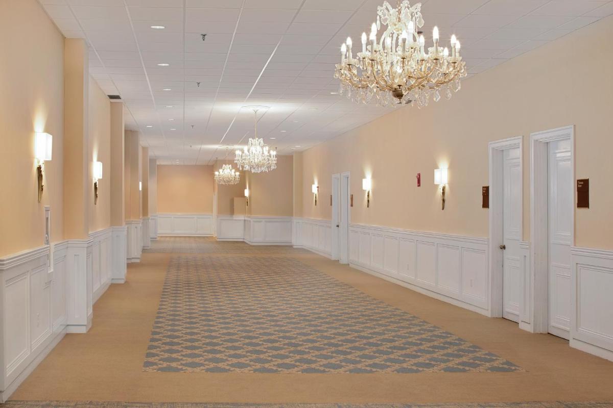 Westford Regency Inn & Conference Center - Housity