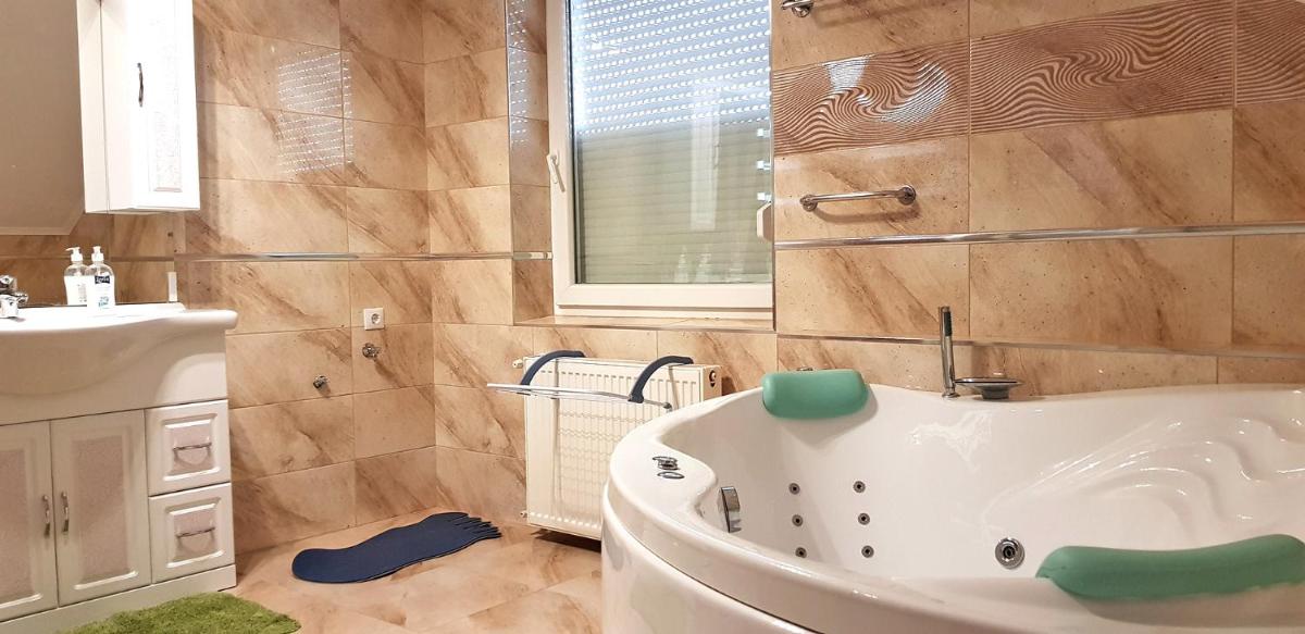 Central-Aqua Apartman - Housity