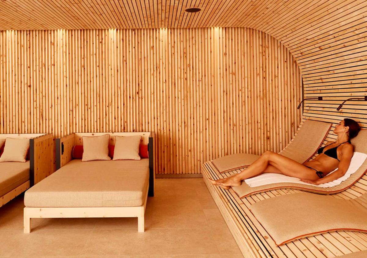 Ein Sitzbereich in der Unterkunft Spa & Resort Bachmair Weissach, LUXURY FAMILY RESORT
