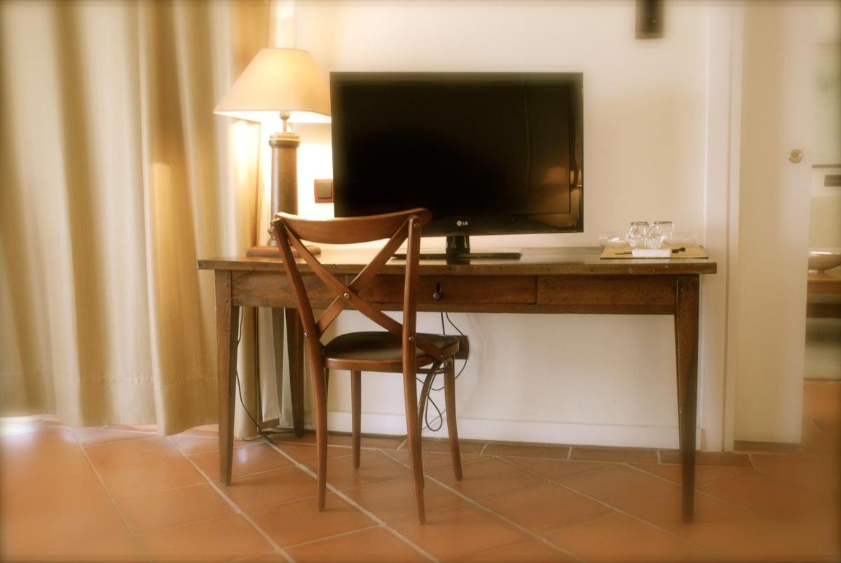 Una televisión o centro de entretenimiento en Hotel Cigarral el Bosque