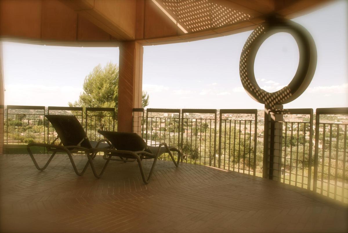 Un balcón o terraza de Hotel Cigarral el Bosque