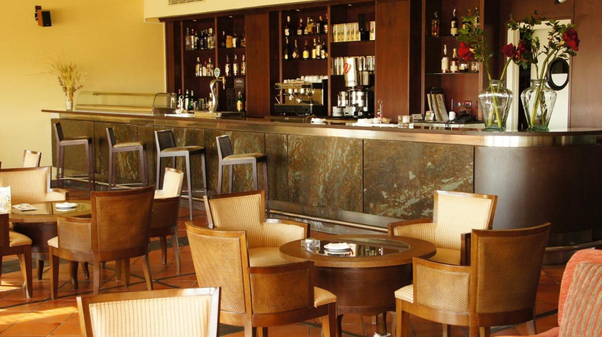 El salón o zona de bar de Hotel Cigarral el Bosque