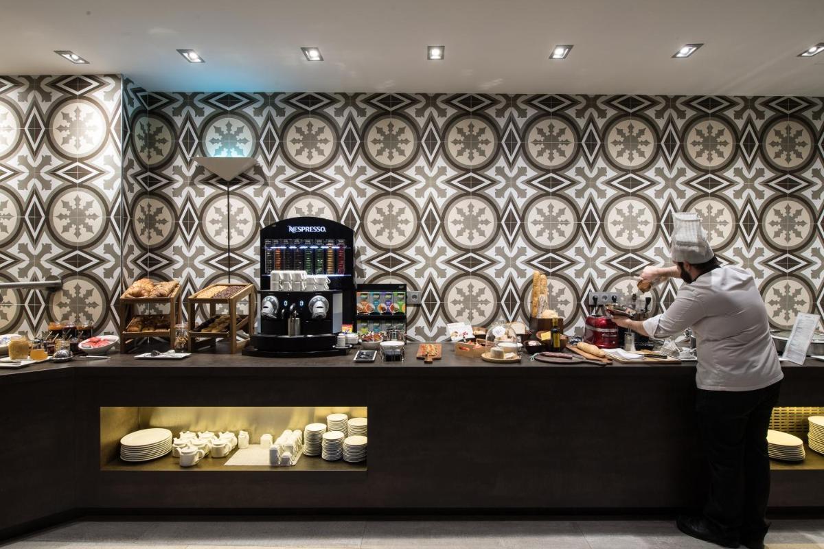 Comida en o cerca de este hotel