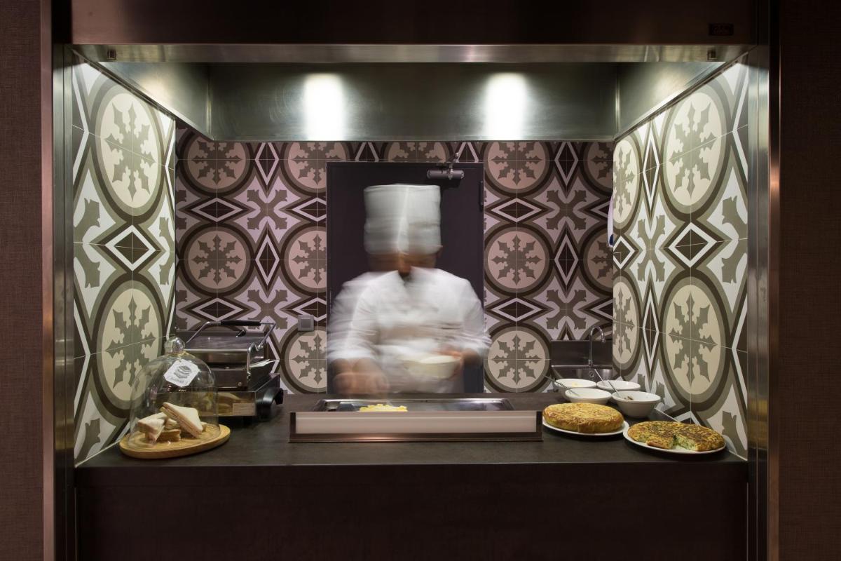 Comida en o cerca de este hotel