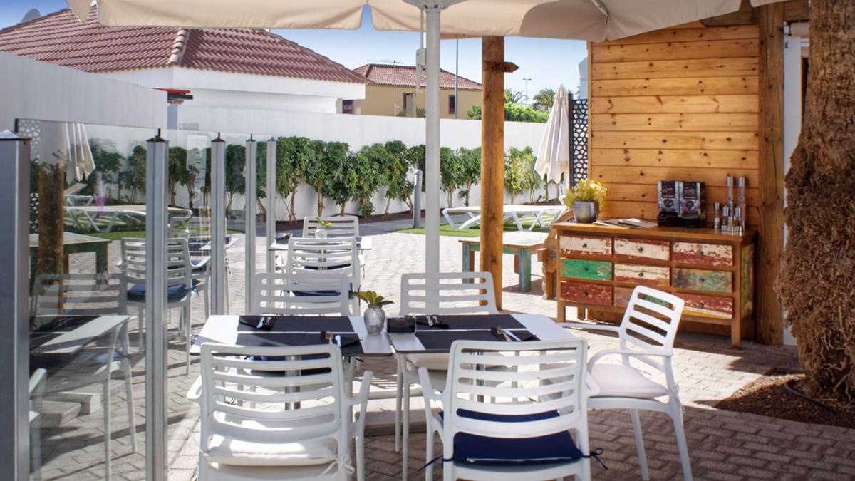 Un restaurante o sitio para comer en FBC Fortuny Resort - Adults Only