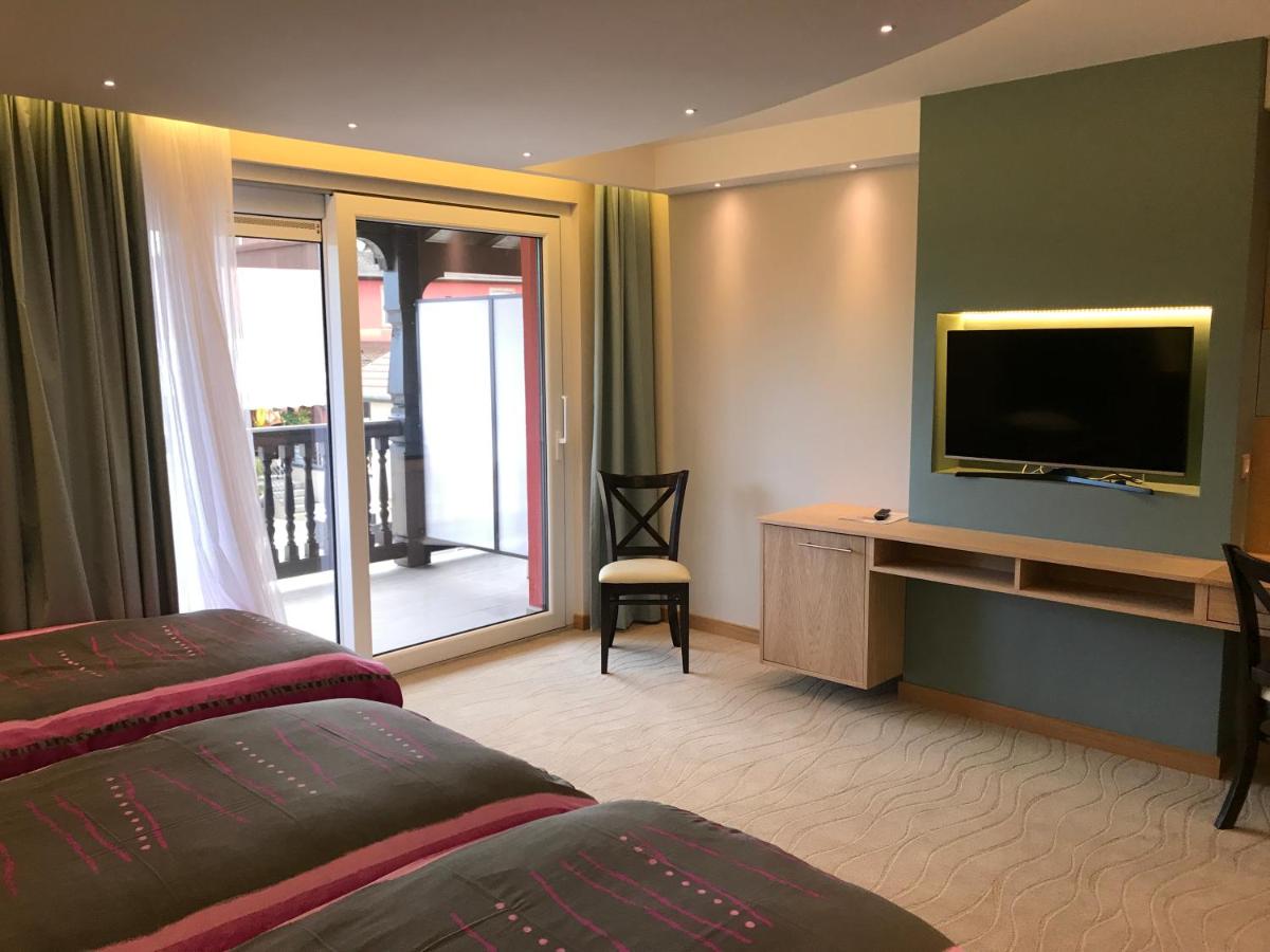 Télévision ou salle de divertissement dans l'établissement Au Soleil, Hôtel Restaurant & Spa