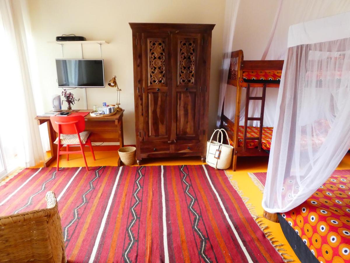 Pineapple Guest House Entebbe - Hizvo