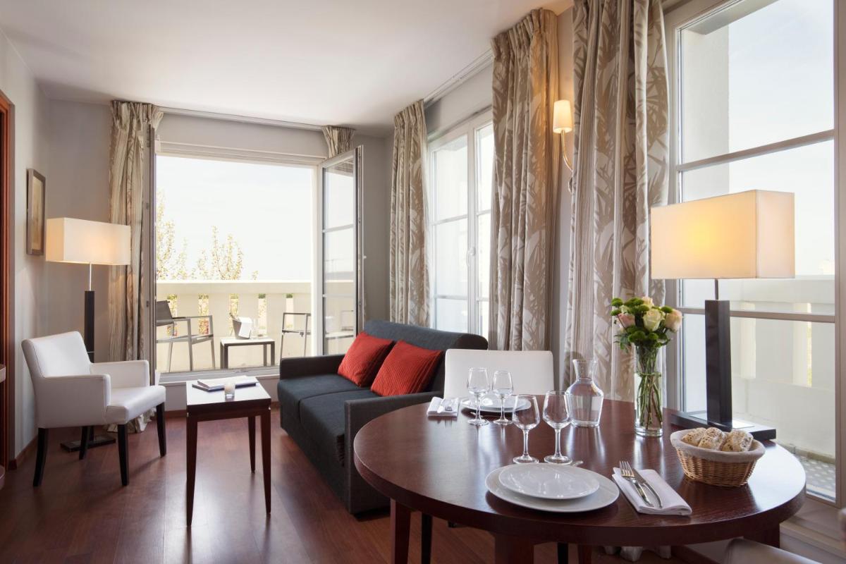 Coin salon dans l'établissement Relais Spa Val d'Europe