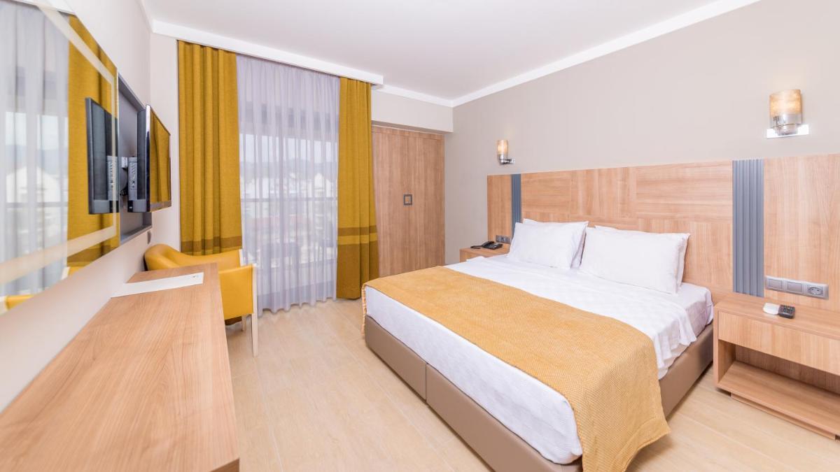 Julian Club Hotel - Housity