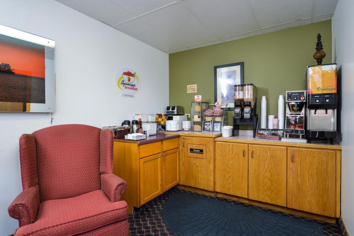 Super 8 by Wyndham Minot Airport - Housity