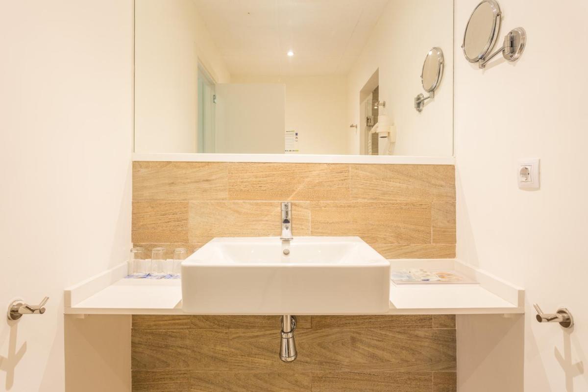Un baño de Ferrer Janeiro Hotel & Spa