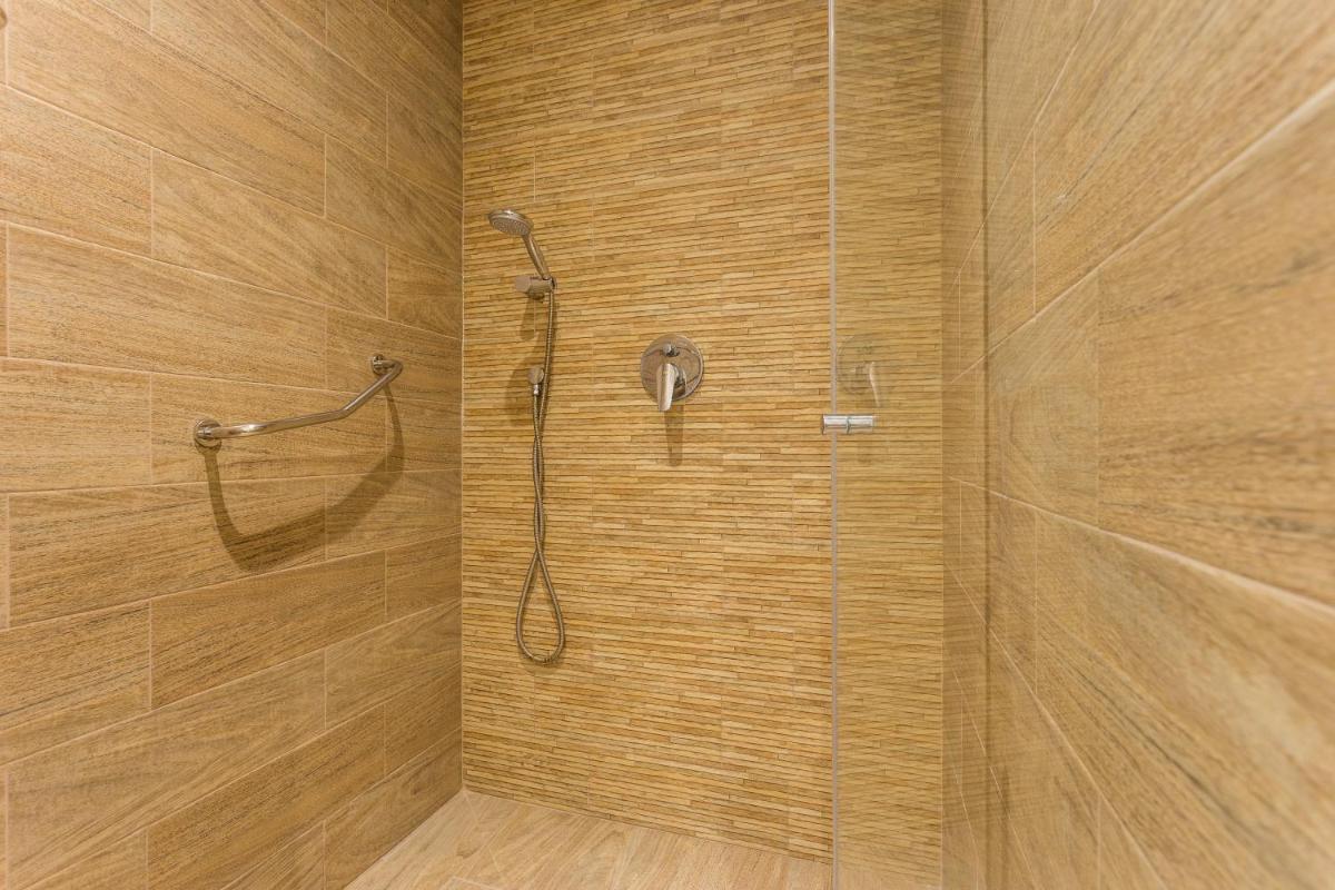 Un baño de Ferrer Janeiro Hotel & Spa