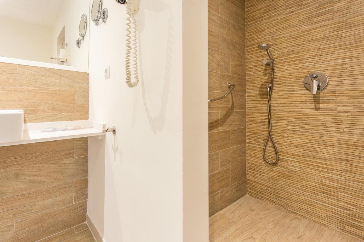 Un baño de Ferrer Janeiro Hotel & Spa