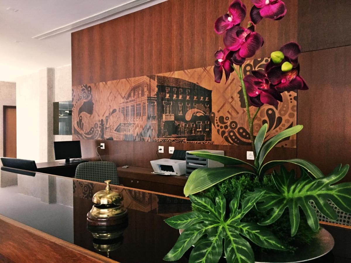 um quarto com uma secretária com uma planta sobre uma mesa em Palace Hotel Astúrias & Spa em Carvalhal