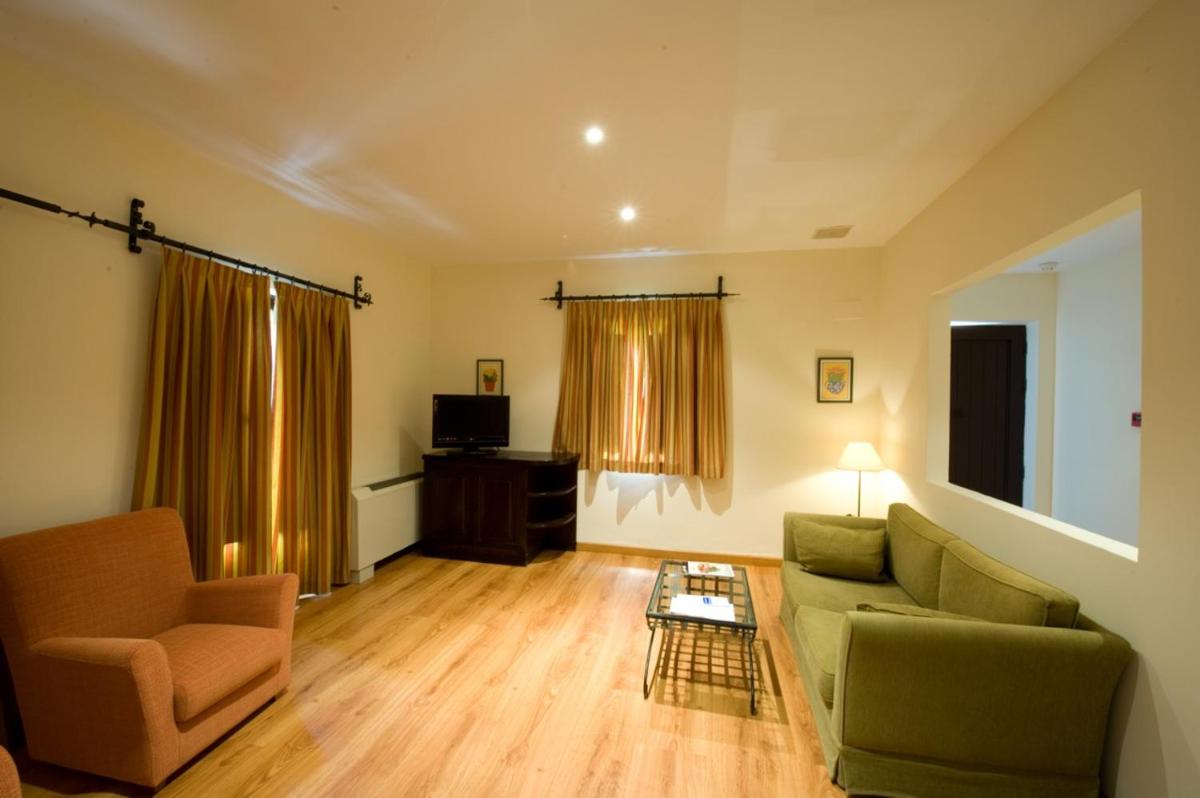 una sala de estar con un sofá y dos sillas en Balneario Cervantes, en Santa Cruz de Mudela
