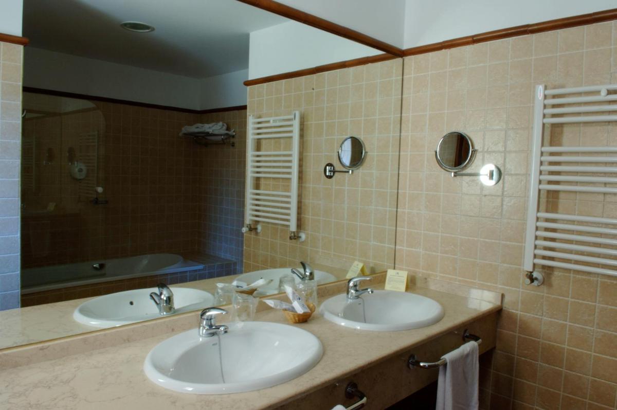 Un baño de Balneario Cervantes