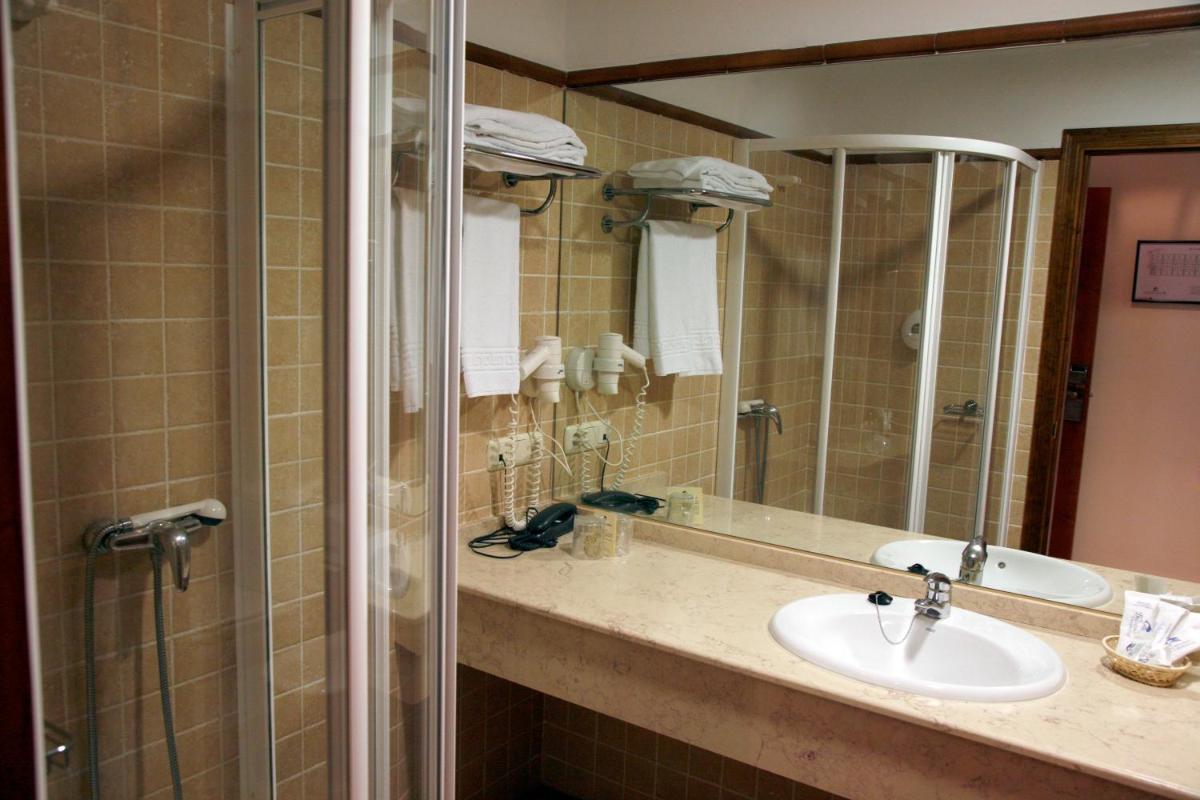 Un baño de Balneario Cervantes