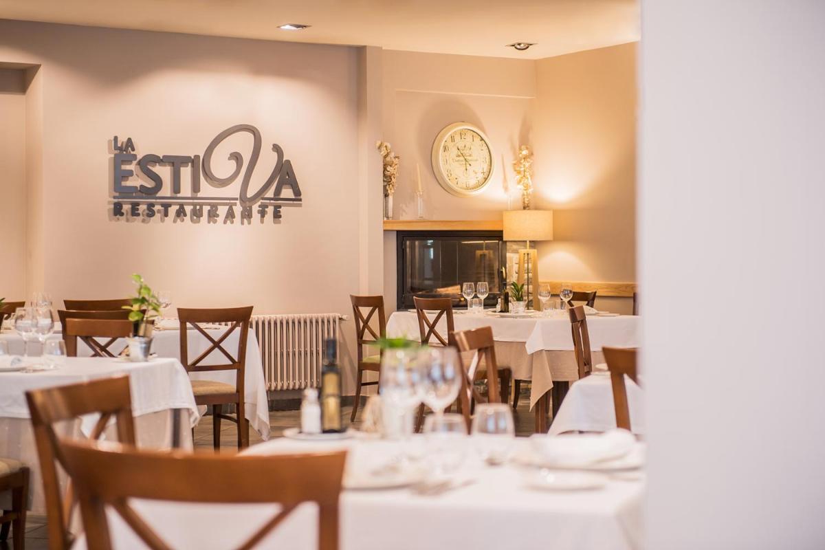 Un restaurante o sitio para comer en Hotel Villa Virginia