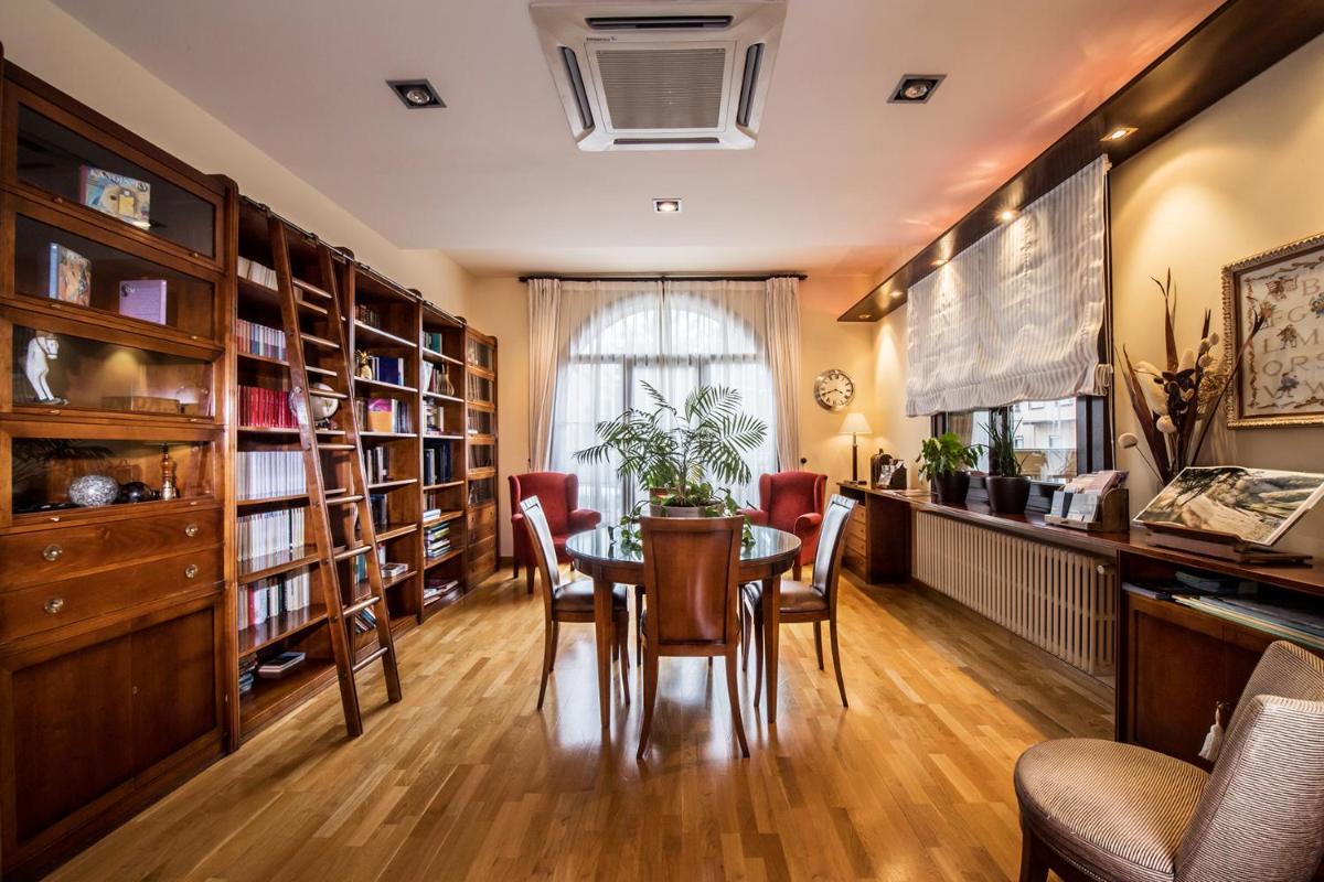 comedor con mesa y estanterías en Hotel Villa Virginia, en Sabiñánigo