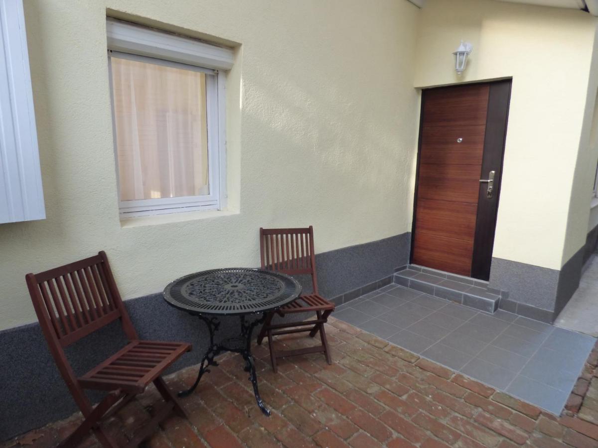 Yellow Apartment - Housity