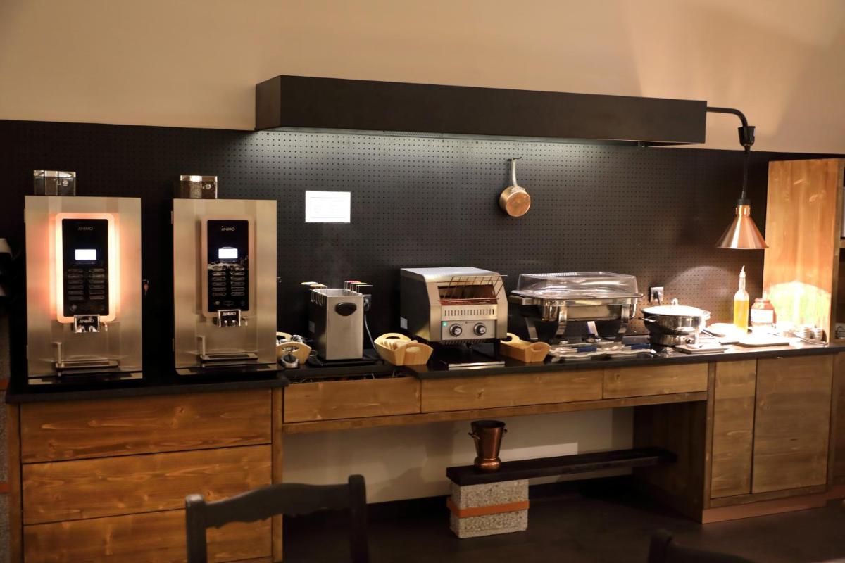 Cuisine ou kitchenette dans l'établissement Hotel de la Jamagne & Spa