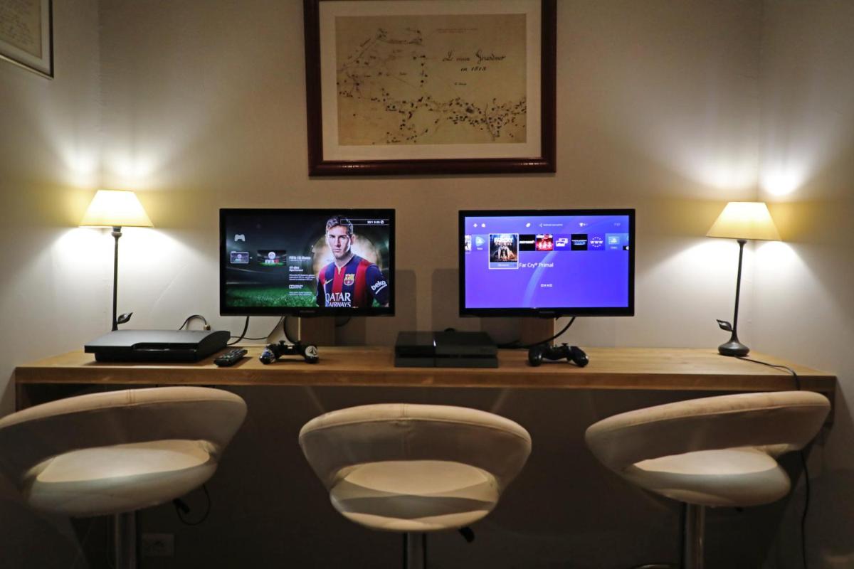 Télévision ou salle de divertissement dans l'établissement Hotel de la Jamagne & Spa