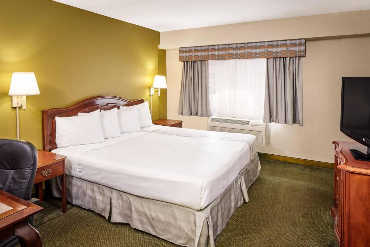 Chicago Lakeshore Hotel - Housity