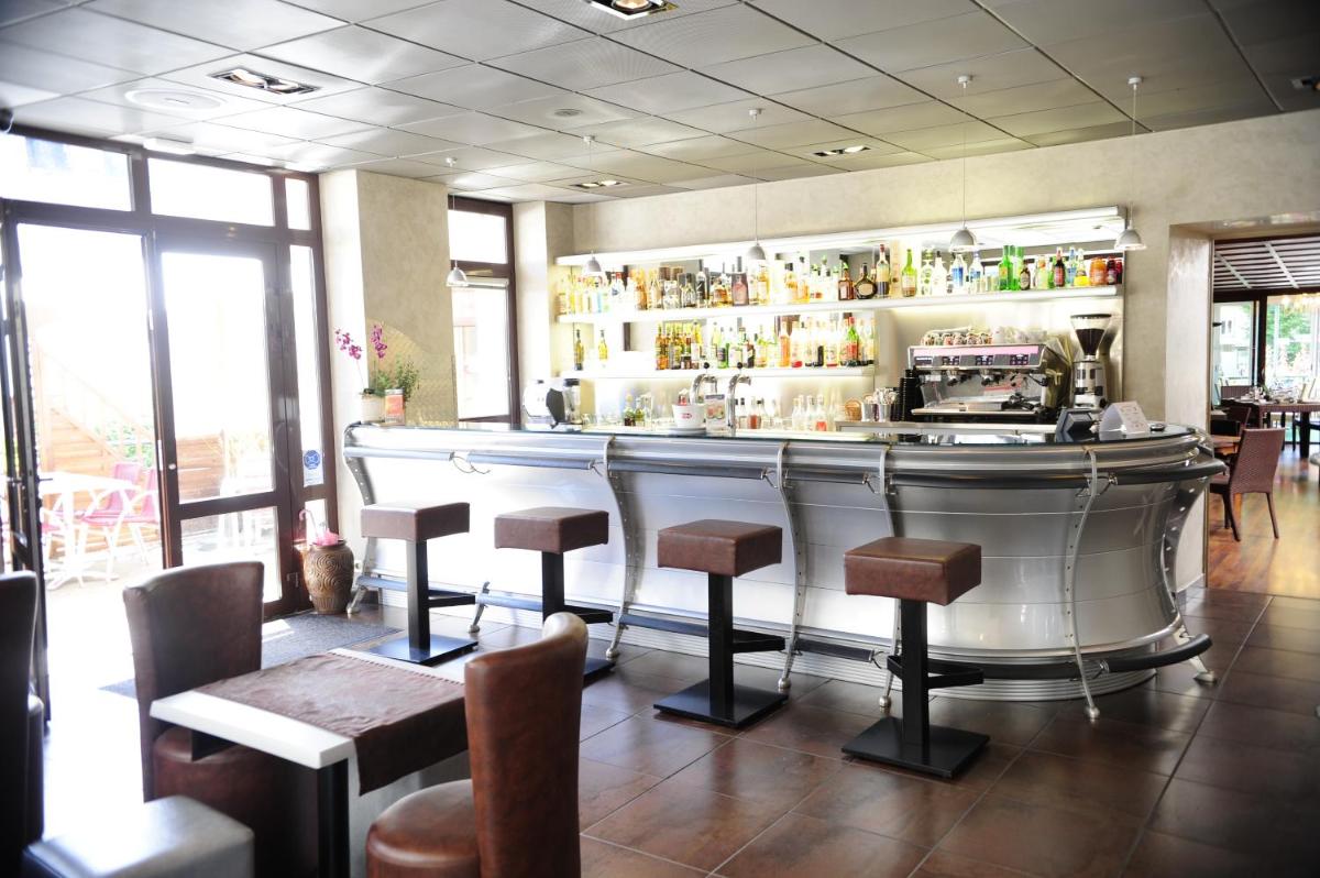 Salon ou bar de l'établissement Logis Central Hôtel - Restaurant & Spa