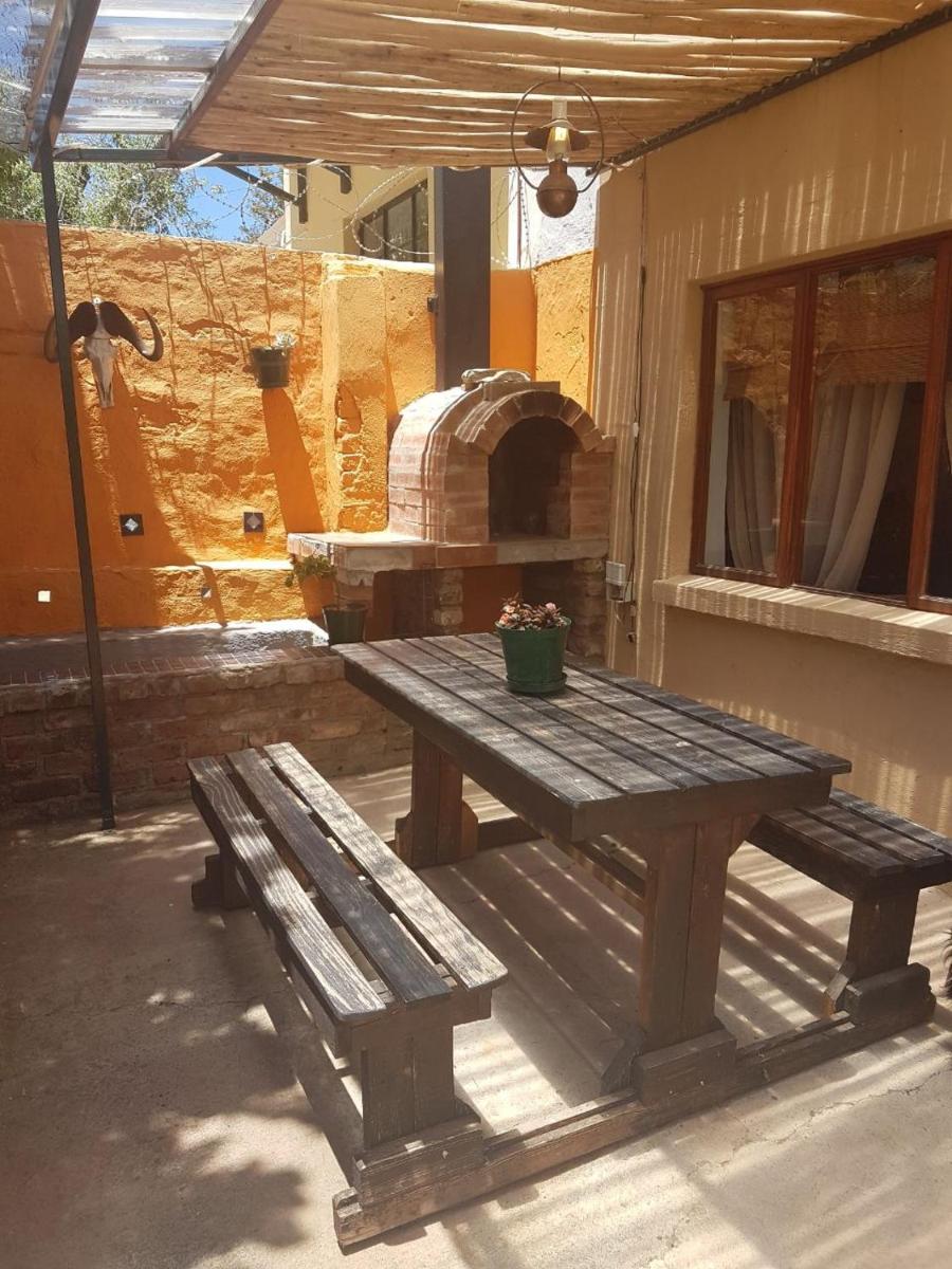 Trackers Inn - Housity