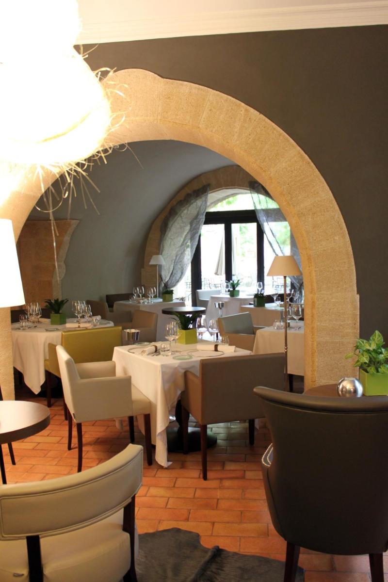 Coin salon dans l'établissement Le Castellas Hotel & SPA - TERITORIA