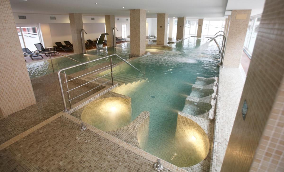 un gran charco de agua en un edificio en Hotel Bienestar Moaña, en Moaña