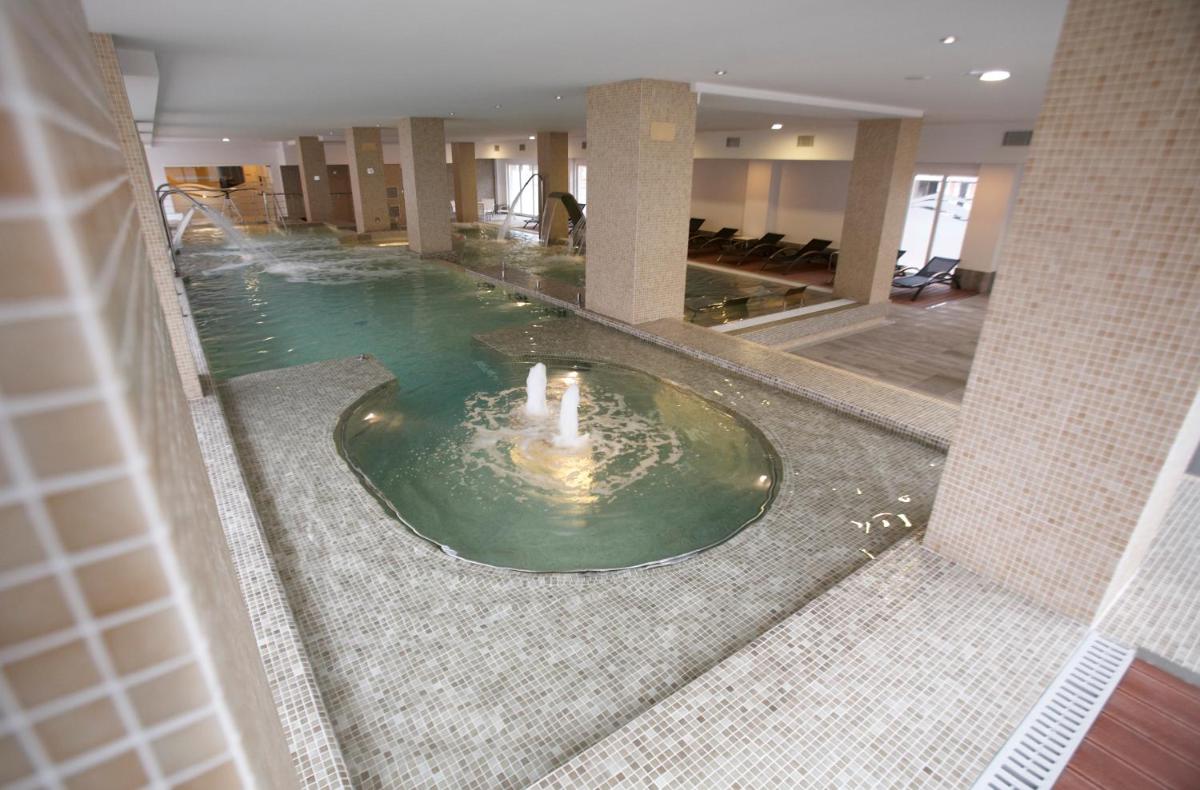 una piscina en medio del vestíbulo del hotel en Hotel Bienestar Moaña, en Moaña