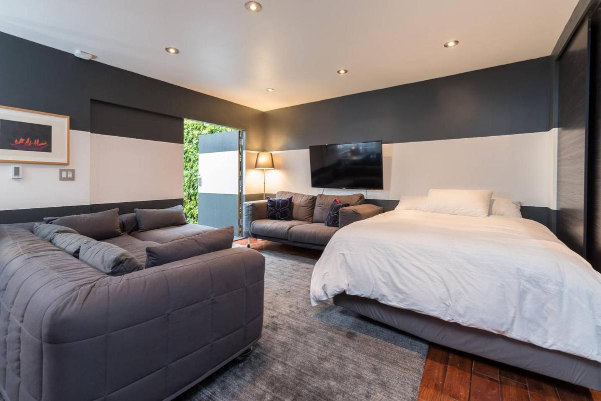 Palo Alto Cottage by Stanford & Tech Companies - Housity