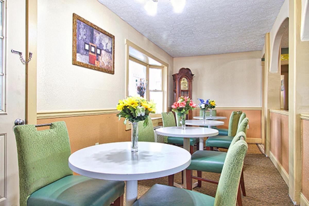 Super 8 by Wyndham Christiansburg - Housity