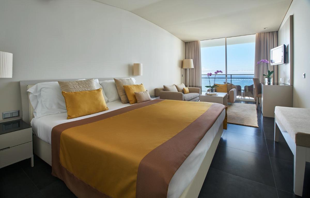 Uma cama ou camas num quarto em VidaMar Resort Hotel Madeira