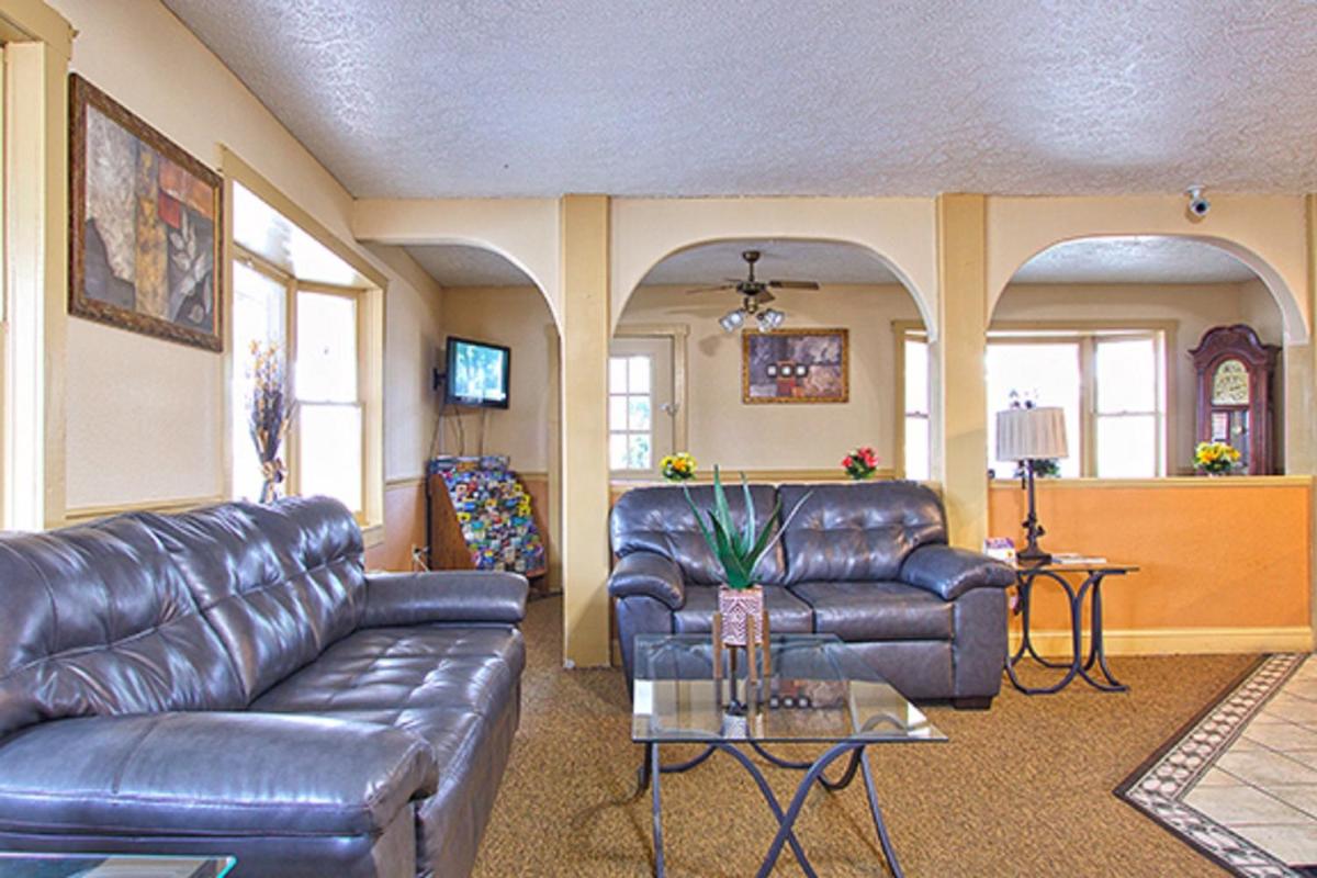 Super 8 by Wyndham Christiansburg - Housity