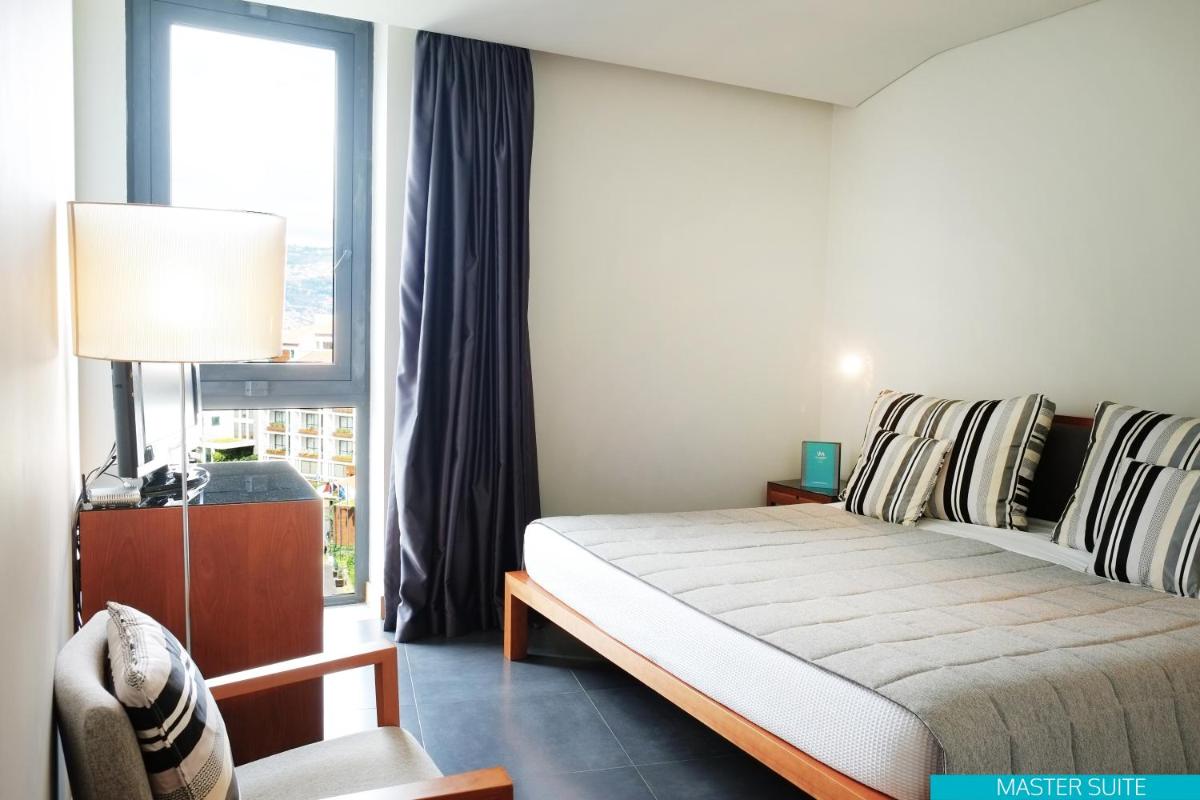 Uma cama ou camas num quarto em VidaMar Resort Hotel Madeira