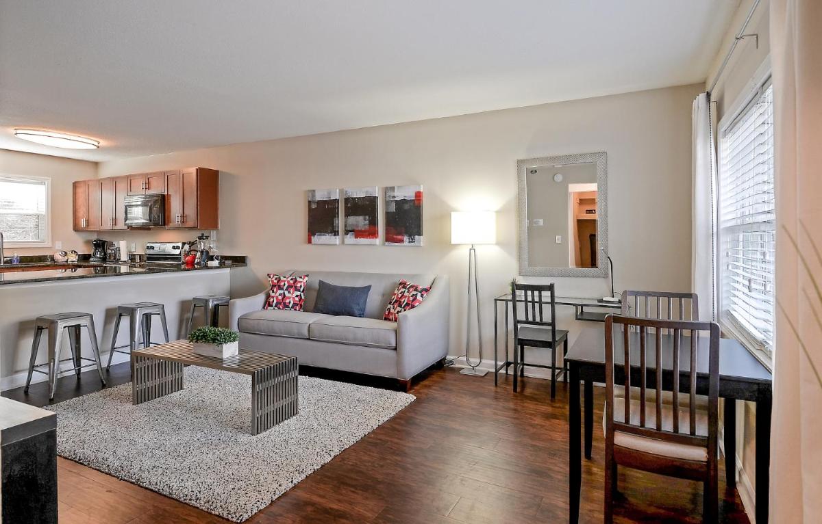City center location with 2 4k HDTV'S & King bed - Housity