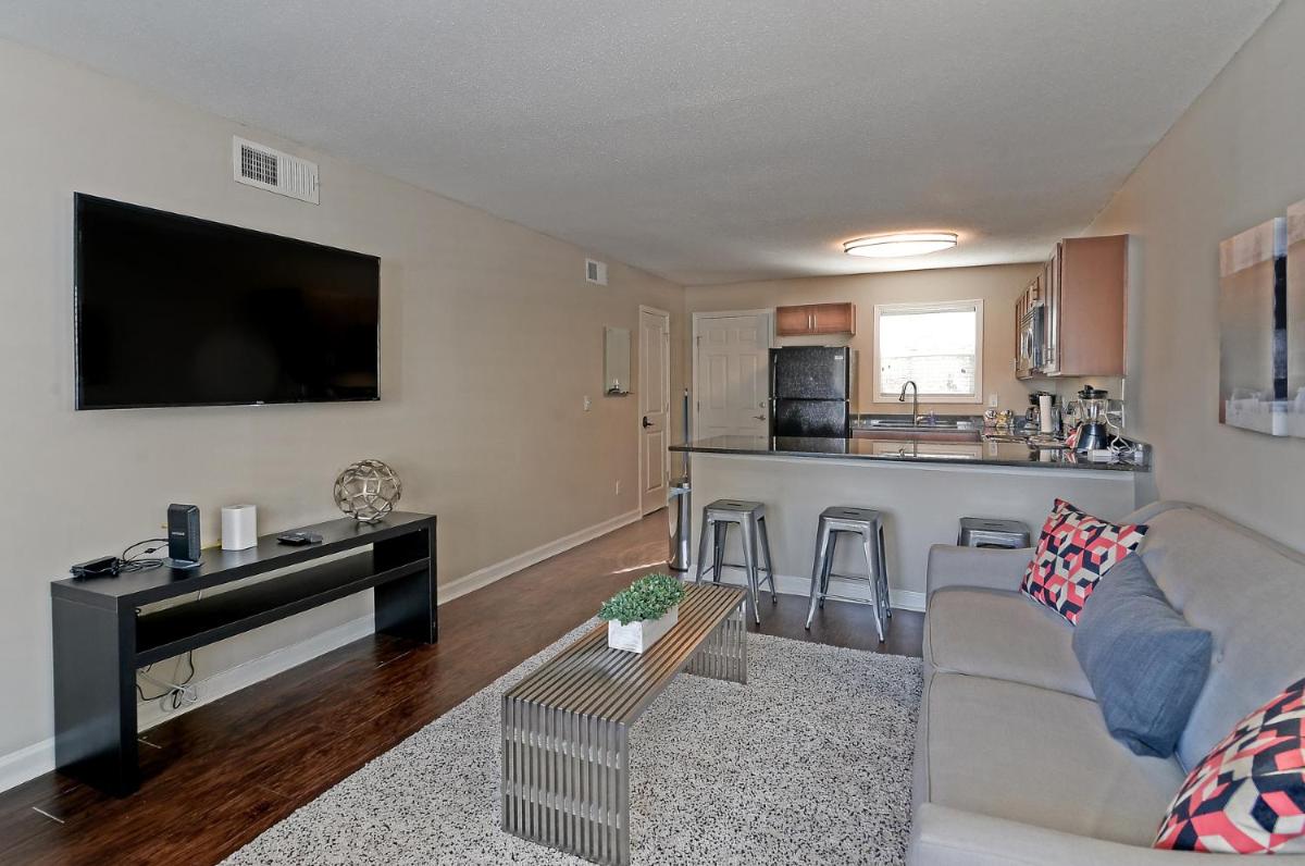 City center location with 2 4k HDTV'S & King bed - Housity