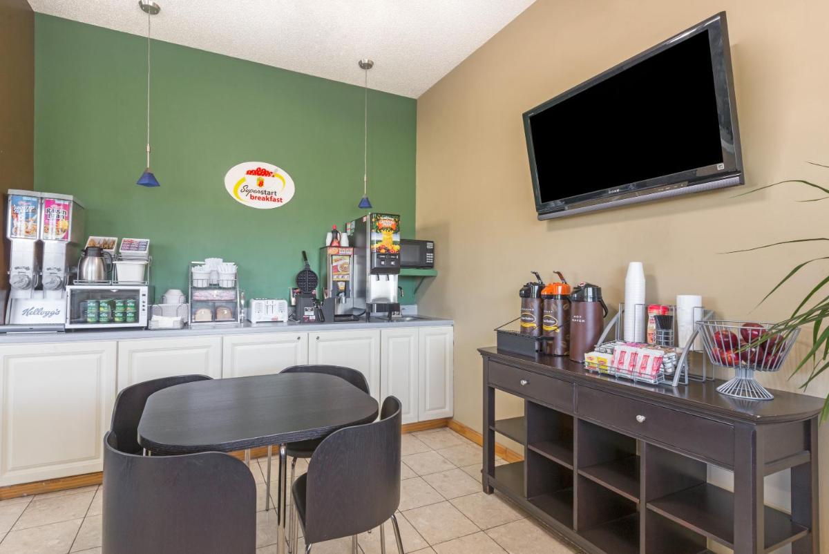 Super 8 by Wyndham Greencastle - Housity