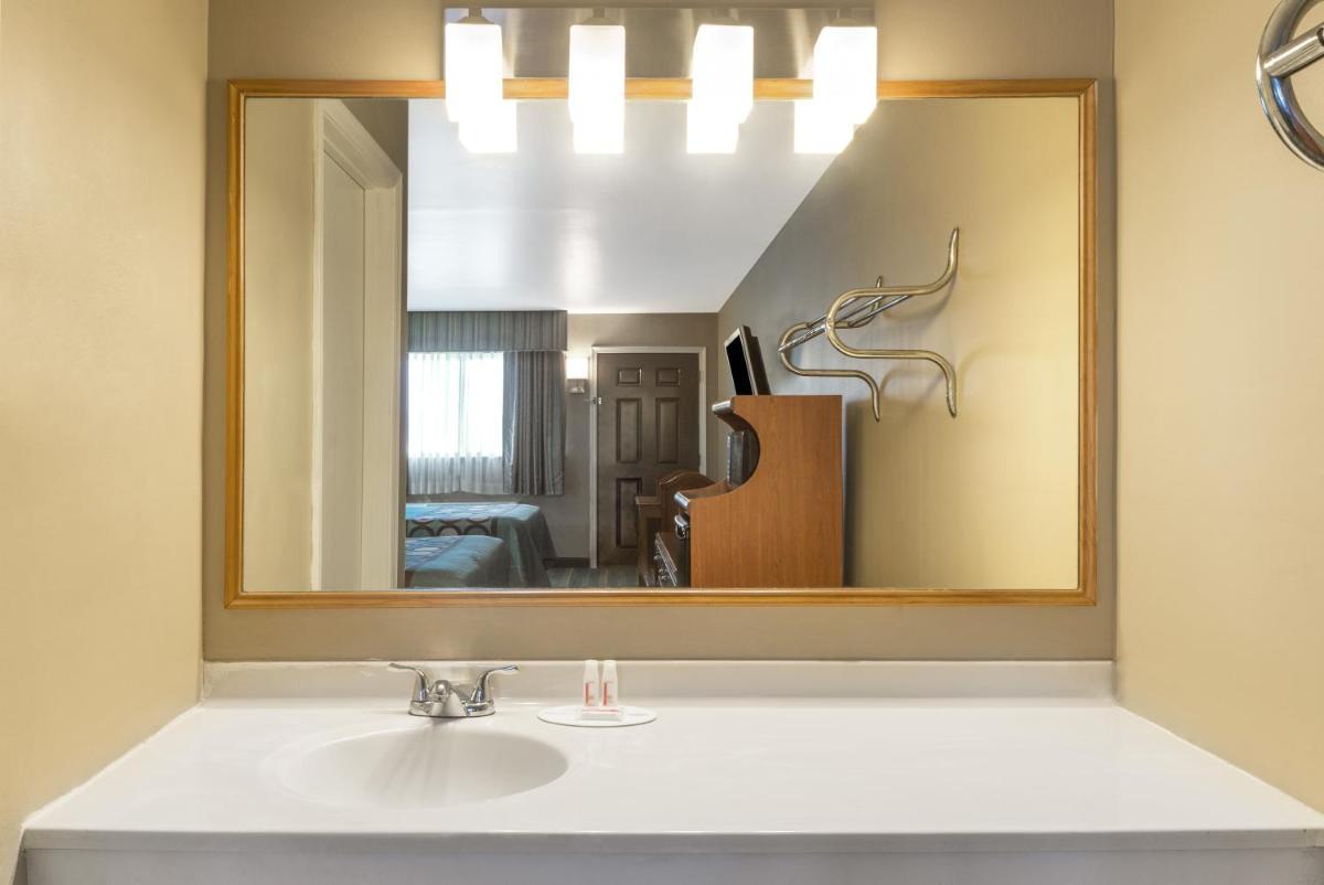 Super 8 by Wyndham Greencastle - Housity