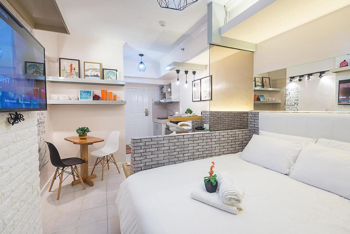 Light and Chic - Tagaytay Vacation Pad - Housity