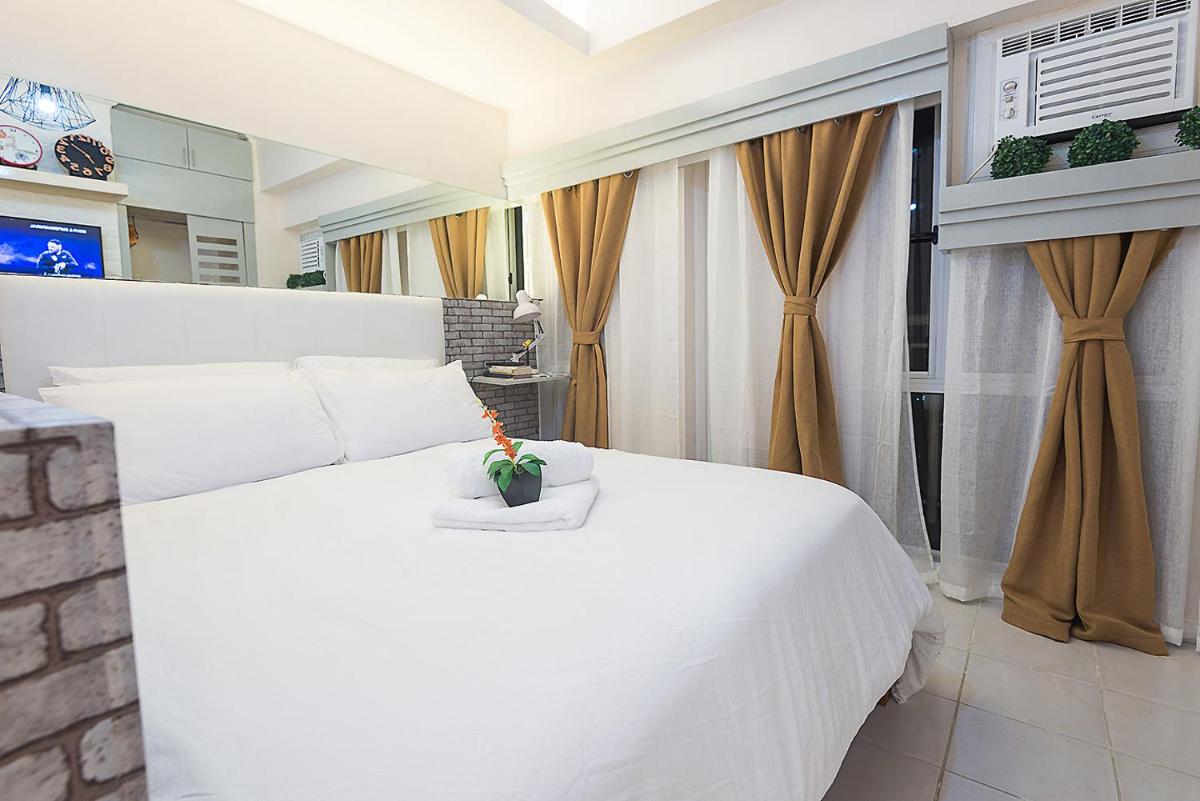 Light and Chic - Tagaytay Vacation Pad - Housity