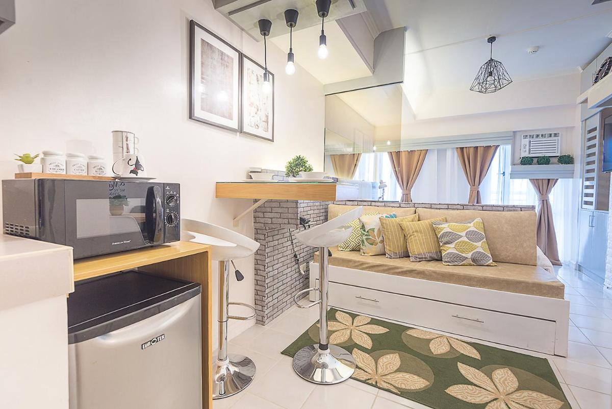 Light and Chic - Tagaytay Vacation Pad - Housity